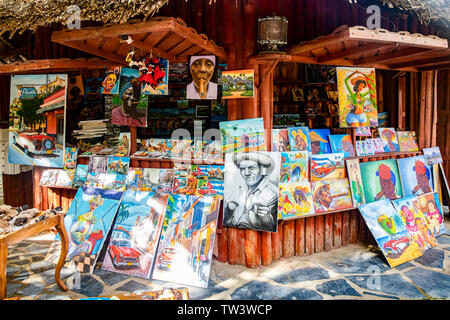 Une boutique de souvenirs vendant peintures cubaines à l'Indian Grottes dans la vallée de Vinales. Banque D'Images