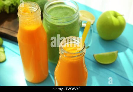 Des smoothies en verrerie sur table Banque D'Images