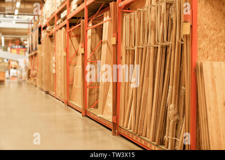 Rack avec des planches en bois en entrepôt Banque D'Images