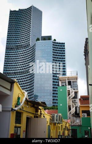 Duo moderne towers à Singapour montrant conception contrastées donnant sur la petite résidence maisons traditionnelles dans la région de Bugis haji lane Banque D'Images