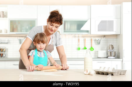 Jolie petite fille et sa grand-mère sur la cuisine Banque D'Images