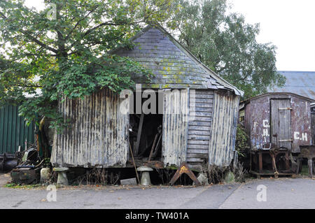 Vieille ferme grain store sur staddle.pierres et bois de construction en tôle ondulée. Toiture en ardoise et faire plein de vieux outils.vieille cabane de bergers à roues, Purbeck Banque D'Images