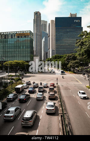 Un paysage urbain à la vue de Merchant Road Singapore vers une zone de grande circulation jonction avec des gratte-ciel du quartier financier, Boat Quay Banque D'Images