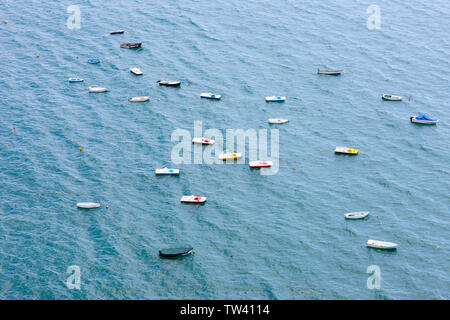 Anchorage bateaux sur la côte du golfe de Salerne. Amalfi, Italie. Banque D'Images