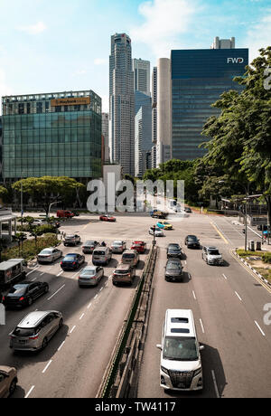 Un paysage urbain à la vue de Merchant Road Singapore vers une zone de grande circulation jonction avec des gratte-ciel du quartier financier, Boat Quay Banque D'Images