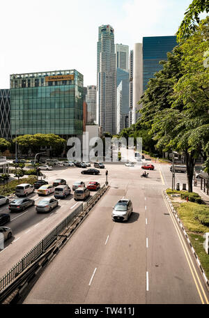 Un paysage urbain à la vue de Merchant Road Singapore vers une zone de grande circulation jonction avec des gratte-ciel du quartier financier, Boat Quay Banque D'Images