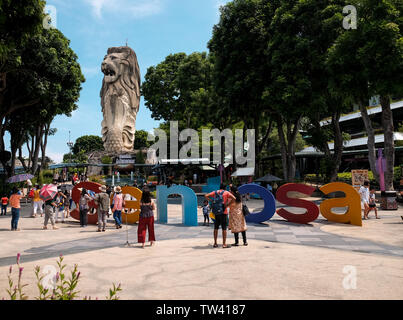 Le Merlion Sentosa 37 mètres de haut représentant la tour d'observation avec une créature mythique lions head et corps de poisson avec 360 degrés sur l'île. Banque D'Images