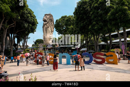 Le Merlion Sentosa 37 mètres de haut représentant la tour d'observation avec une créature mythique lions head et corps de poisson avec 360 degrés sur l'île. Banque D'Images