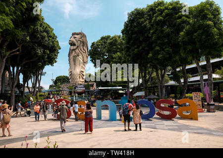 Le Merlion Sentosa 37 mètres de haut représentant la tour d'observation avec une créature mythique lions head et corps de poisson avec 360 degrés sur l'île. Banque D'Images