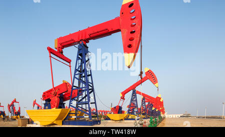 Voir de nombreuses unités de pompe avec oilfield Banque D'Images