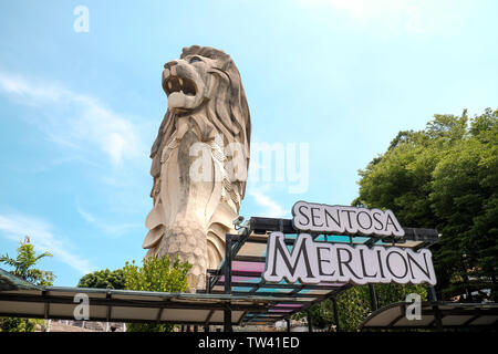 Le Merlion Sentosa 37 mètres de haut représentant la tour d'observation avec une créature mythique lions head et corps de poisson avec 360 degrés sur l'île. Banque D'Images