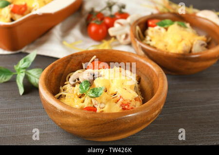 Bols en bois avec de délicieux tetrazzini à la dinde rôtie sur table de cuisine Banque D'Images