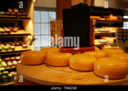 Roues de fromage sur la table en bois en magasin Banque D'Images