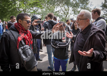 La prédication, de débats et de sermons au coin des orateurs, la parole en public nord-est de Hyde Park. London, UK Banque D'Images