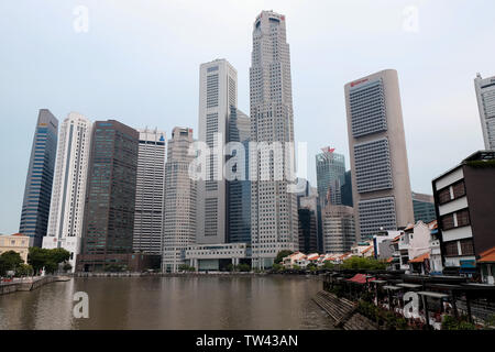 Boat Quay Singapore financial district tall skyscrapers accablante contre le petit contrastées maisons-boutiques bars et restaurants historiques Banque D'Images