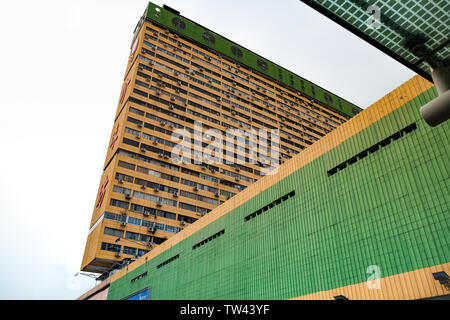 Les peuples d'un parc de 31 étages des années 1970, la construction des logements, de la nourriture et un centre commercial situé dans le quartier chinois de Singapour. Banque D'Images