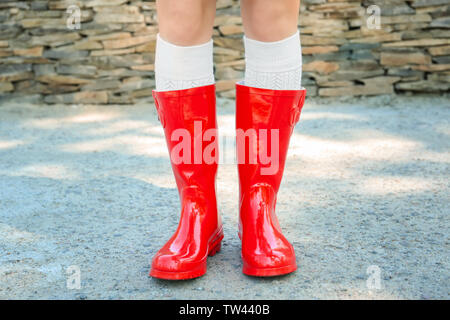 Jeune femme en rouge bottes en plein air Banque D'Images