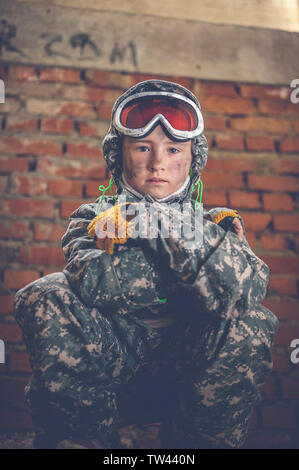 Stalker girl in camouflage se cache dans un bâtiment détruit. Photoset basé sur le jeu de Tchernobyl. Zone d'exclusion. Post-apocalypse nucléaire Banque D'Images