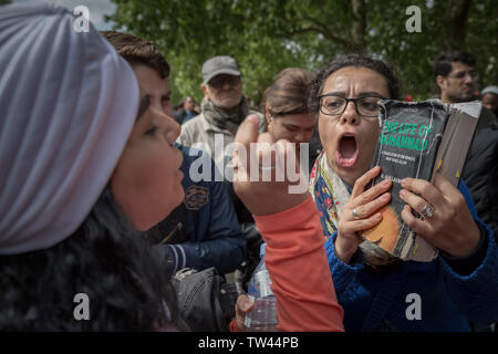 La prédication, de débats et de sermons au coin des orateurs, la parole en public nord-est de Hyde Park. London, UK Banque D'Images