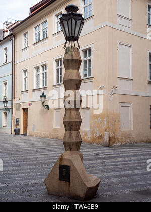 Lampadaire cubiste Jungmann Square à Prague. Aurait été la seule lanterne cubiste au monde, conçu par Emil Kralicek en 1912. Banque D'Images