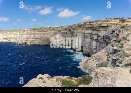 Une côte avec une mer agitée le Trou Bleu à San Lawrenz sur Gozo , fenêtre d'azur Banque D'Images