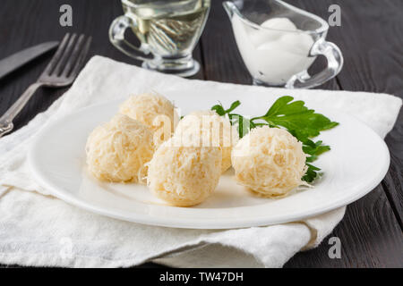 Boules de fromage en copeaux de crabe est un casse-croûte traditionnel russe pour Noël et Nouvel An Banque D'Images