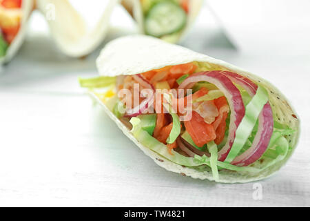 Tasty fish taco sur fond de bois blanc Banque D'Images