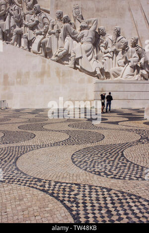 Monument aux navigateurs, sur la rive nord du Tage à Lisbonne, Portugal. Célèbre l'âge de la découverte portugaise. Banque D'Images