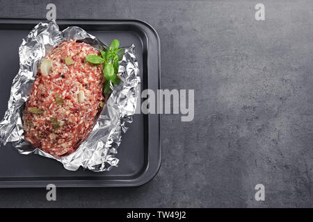 La plaque de cuisson avec la dinde crue de viande sur la table Banque D'Images