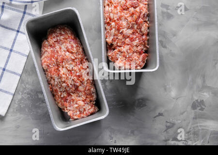 Plats de cuisson avec la dinde crue de viande sur la table Banque D'Images