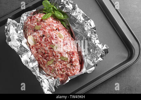 La plaque de cuisson avec la dinde crue de viande sur la table Banque D'Images