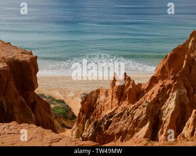 De hautes falaises rouges et la nature sauvage à Paraia da Falesia, un célèbre Paradise beach à Albufeira à la côte de l'Algarve du Portugal Banque D'Images