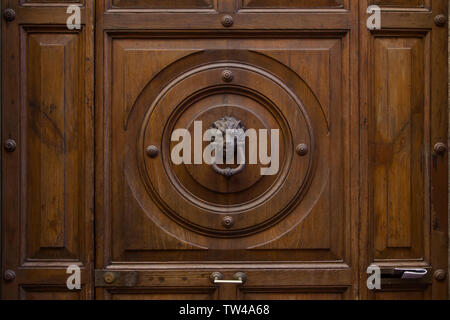 Bouton de porte tête de lion sur une ancienne maison italienne Banque D'Images