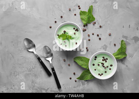 Délicieuse menthe Composition avec crème glacée aux pépites de chocolat sur la table gris Banque D'Images