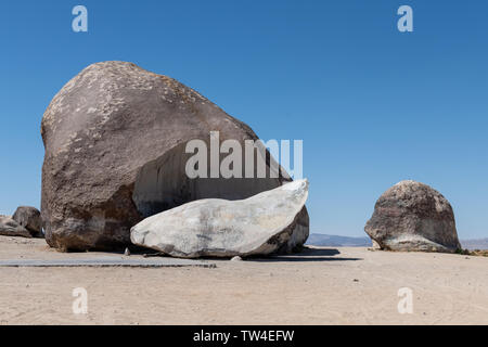 Rock géant près de Landers en Californie du Sud était autrefois un lieu de rassemblement pour les croyants d'OVNIS dans les années 1950 Banque D'Images