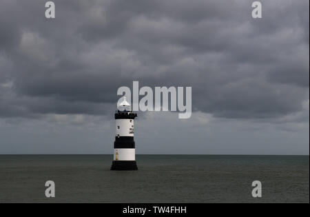 Penmon phare au large de la côte d'Anglesey près de Bangor, au nord du Pays de Galles Banque D'Images