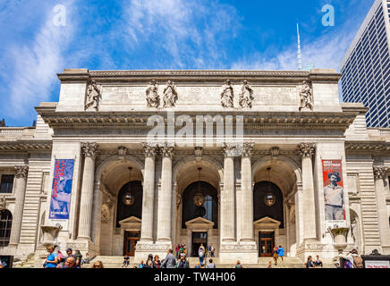 New York, USA. Le 2 mai 2019. La Bibliothèque publique de New York contre l'entrée de fond de ciel bleu, jour de printemps ensoleillé Banque D'Images
