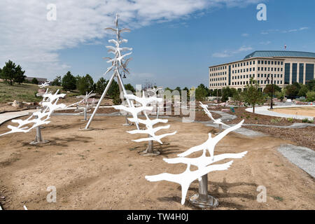 Le mémorial pour les victimes de la fusillade qui a tué théâtre Aurora douze personnes et blessé 70 autres, installé près de Aurora Centre municipal à Aurora, Colorado. Le mémorial a été créé par l'artiste David Blumberg, et se compose d'un parc avec dell 83 Résumé d'oiseaux, une pour chaque victime. Treize des oiseaux, avec des ailes translucides, sont sur une colonne centrale et représenter les douze morts et l'enfant à naître tués dans la fusillade. Banque D'Images