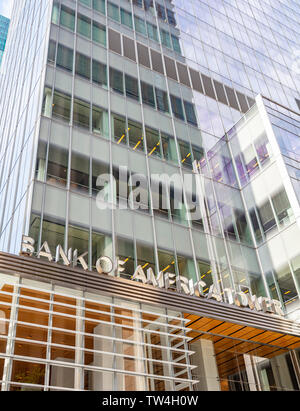 New York, USA. May 2nd, 2019. Bank of America Tower, la façade de l'immeuble de verre, fond Manhatan Banque D'Images