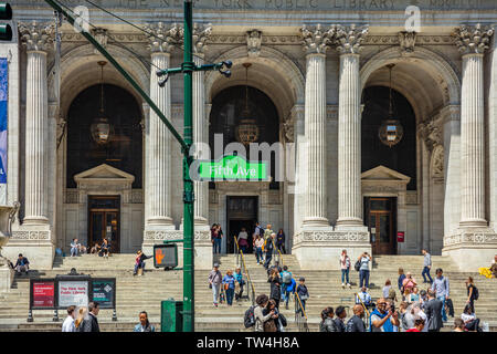 New York, USA. Le 2 mai 2019. La Bibliothèque publique de New York contre l'entrée de fond de ciel bleu, jour de printemps ensoleillé. Cinquième signe ave Banque D'Images