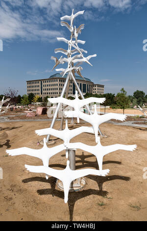 Le mémorial pour les victimes de la fusillade qui a tué théâtre Aurora douze personnes et blessé 70 autres, installé près de Aurora Centre municipal à Aurora, Colorado. Le mémorial a été créé par l'artiste David Blumberg, et se compose d'un parc avec dell 83 Résumé d'oiseaux, une pour chaque victime. Treize des oiseaux, avec des ailes translucides, sont sur une colonne centrale et représenter les douze morts et l'enfant à naître tués dans la fusillade. Banque D'Images