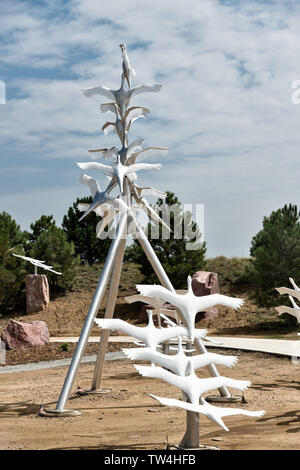 Le mémorial pour les victimes de la fusillade qui a tué théâtre Aurora douze personnes et blessé 70 autres, installé près de Aurora Centre municipal à Aurora, Colorado. Le mémorial a été créé par l'artiste David Blumberg, et se compose d'un parc avec dell 83 Résumé d'oiseaux, une pour chaque victime. Treize des oiseaux, avec des ailes translucides, sont sur une colonne centrale et représenter les douze morts et l'enfant à naître tués dans la fusillade. Banque D'Images