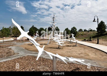 Le mémorial pour les victimes de la fusillade qui a tué théâtre Aurora douze personnes et blessé 70 autres, installé près de Aurora Centre municipal à Aurora, Colorado. Le mémorial a été créé par l'artiste David Blumberg, et se compose d'un parc avec dell 83 Résumé d'oiseaux, une pour chaque victime. Treize des oiseaux, avec des ailes translucides, sont sur une colonne centrale et représenter les douze morts et l'enfant à naître tués dans la fusillade. Banque D'Images