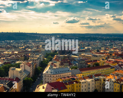 Vue aérienne de la station Namesti Miru à Prague sous chaude journée d'été et beau ciel Banque D'Images