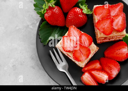 Deux morceaux de gâteau fait maison avec des fraises sur la plaque Banque D'Images