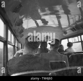 Années 1950, historiques, une femelle d'autobus desservant les passagers sur le haut d'un bus à impériale, England, UK. Banque D'Images