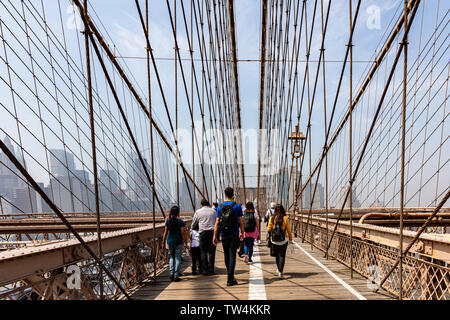 Etats Unis, New York. Mai 4th, 2019. Pont de Brooklyn et Manhattan, à quelques touristes sur l'arrière-plan. Ciel bleu, soleil de printemps Banque D'Images