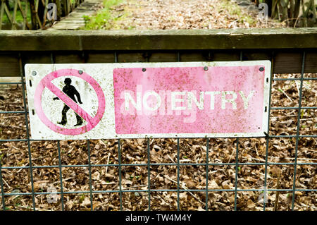 Un panneau à l'Elan Valley avise les personnes et les visiteurs de ne pas traverser le vieux pont suspendu en métal Banque D'Images