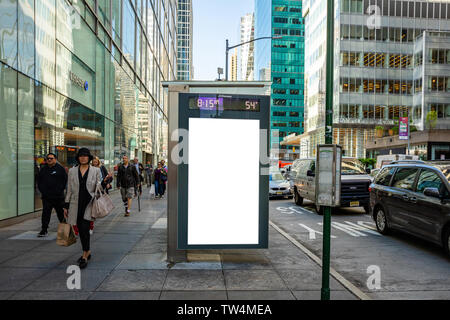 USA, New York, 6 mai 2019. Blanc blanc vertical pour maquette de panneaux publicitaires, arrêt de bus à des bâtiments de la ville et l'arrière-plan de la rue Banque D'Images