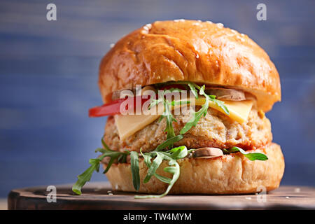 Hamburger de dinde savoureux sur planche de bois Banque D'Images